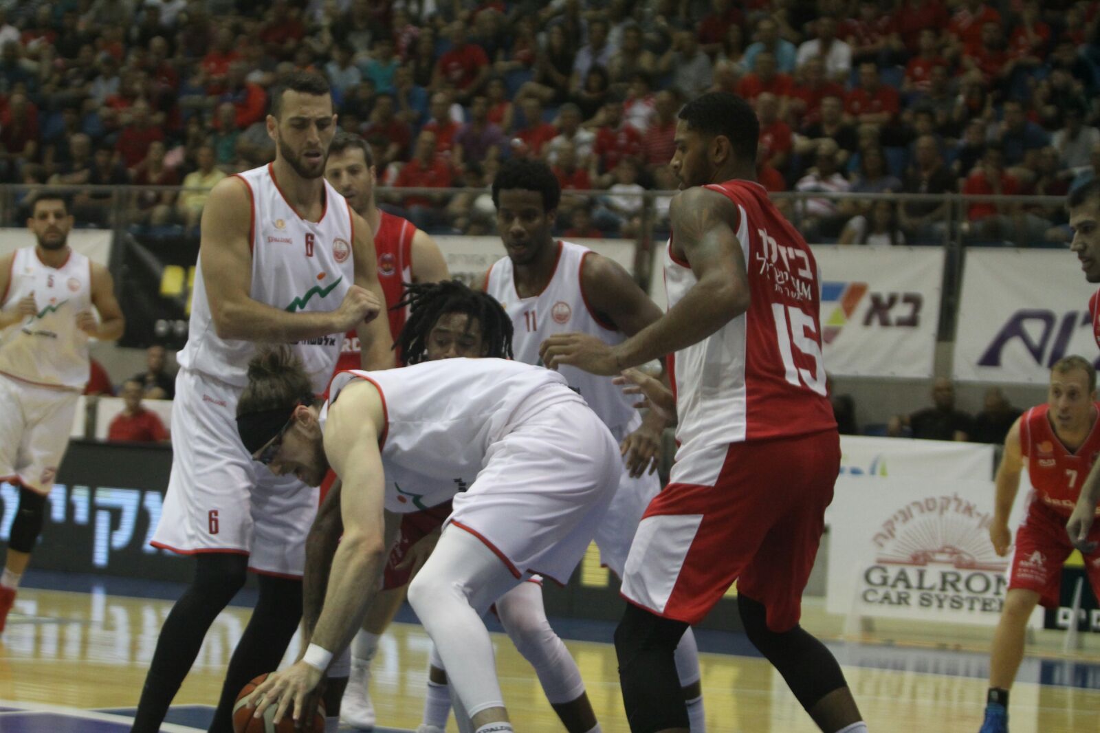 ''באר שבע מלחמה''. בן אייזנהרט לא מוותר על הכדור (צילום: באדיבות שי מוגילבסקי)